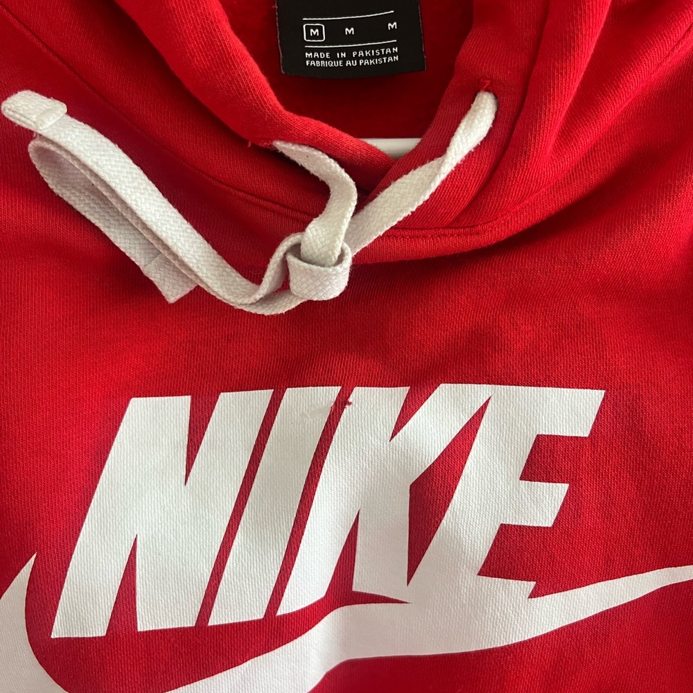 Nike hoodie slightly used - size medium, extra comfy!